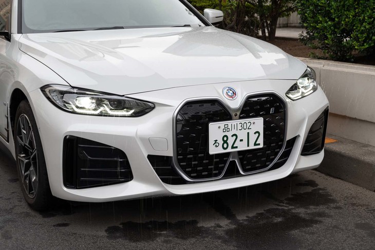 基本デザインは内燃機関車の「4シリーズ グランクーペ」と共通。ただし、特徴的な大型のキドニーグリル部分はメッシュではなくグロスブラックのパネルが貼られている。