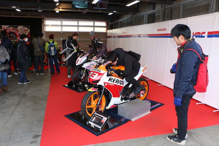 二輪のレーシングマシン展示エリアでは、実車に触れるだけでなく、またがることができる車両も。誰でもレーサー気分を味わうことができた。