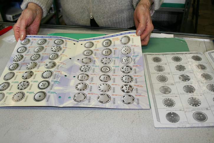 ボクが駐車中にホイールキャップ一式を盗まれたときも、リーナさんはカタログの膨大なリストから、適切な品を即座に探してくれた。