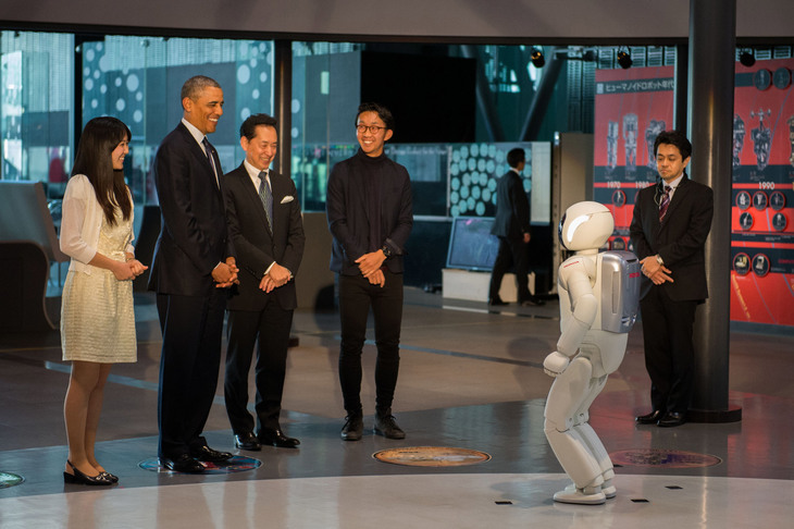 2000年の発表以来、多くの要人と対面してきた「アシモ」。2014年には日本科学未来館において、訪日した米国のバラク・オバマ大統領（当時）を歓待。デモンストレーションを披露した。