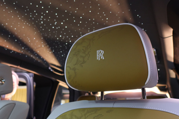 ロールス・ロイス・カリナン シリーズII（助手席のヘッドレストと天井の「スターライト・ヘッドライナー」）