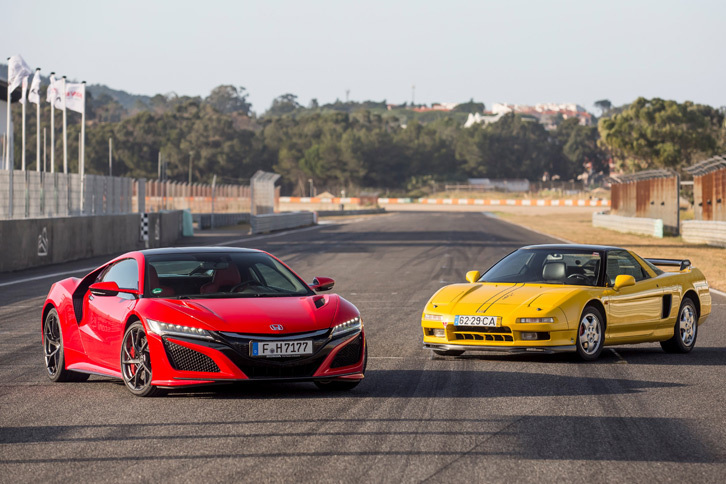 「NSX」の新型（左）と旧型（右）。