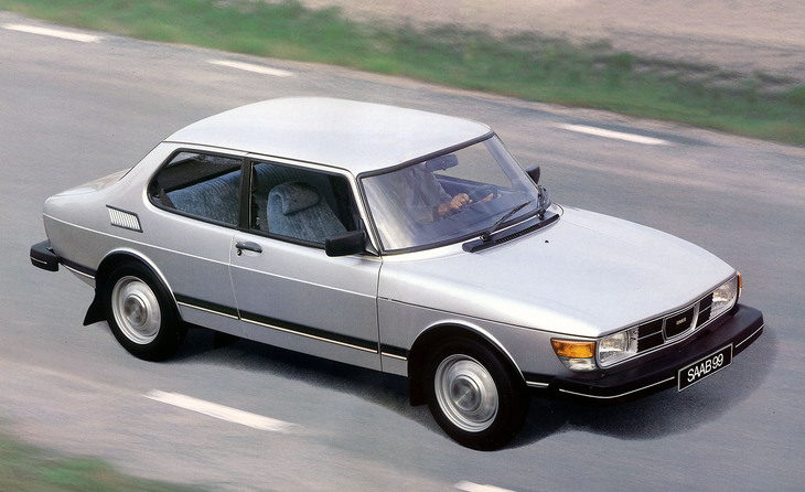 「サーブ99 2ドア」。1968年に2ドアセダンのみでデビューしたが、後に4ドアセダン、3ドアハッチバック、5ドアハッチバックが加えられていった。