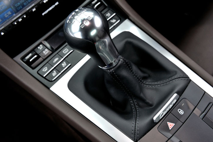 7速のポジションはHパターンの一番右の列の上方（前方）。シフトミスを防ぐために「ギアシフト・ロック」機構が備わっており、5速か6速からしか7速にシフトできないようになっている。