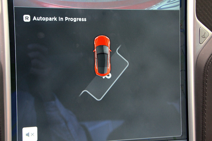 インストゥルメントパネル中央のモニターに表示される「オートパーク」の作動画面。