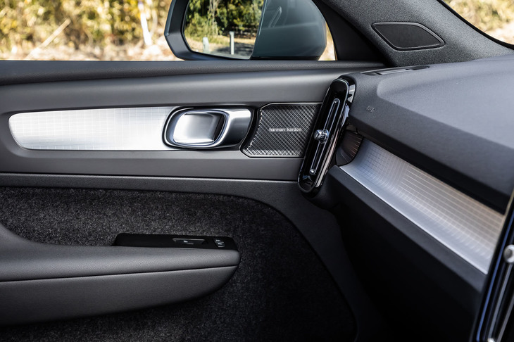 600Wの高出力アンプとサブウーファーを含む13個のスピーカーで構成されるharman/kardonプレミアムサウンドオーディオシステムは、10万8000円のオプションアイテム。