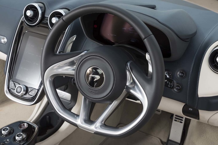 下半分にワンピースのアルミパーツが組み込まれたステアリングホイール。シフトパドルはコラム固定ではなく、リムに合わせて回転するタイプ。