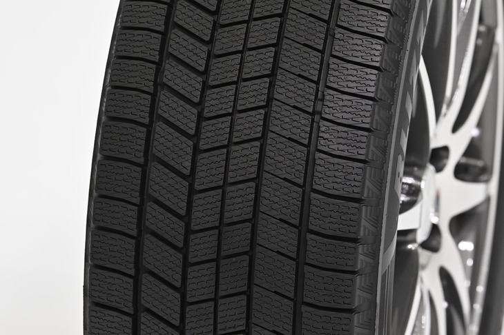 「ブリザックWZ-1」のトレッドパターン。従来の「接地面内への水の浸入を抑制する」から「接地面の水を吸い上げる”貯水”」へと着眼点を変え、除水効果を進化させた「L字タンクサイプ」を採用する。