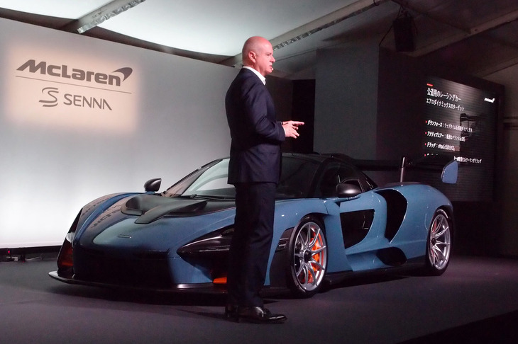 超高級車や、少量生産のモデルを手がける英国のメーカーが、そうした商品に理解のある日本市場へ寄せる期待は大きい。写真は「マクラーレン・セナ」の発表会において、同車の特徴を説明するエンジニアリング・デザイン・ディレクターのダン・パリー・ウィリアムス氏。