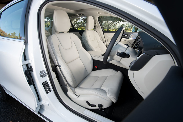 パーフォレーテッドファインナッパレザーのシート。前席には電動調整機構やシートヒーターに加え、ベンチレーション機能やマッサージ機能も備わる。