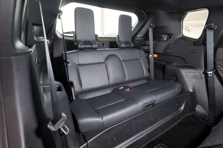 3列目シートは「G」「P」の2グレードに用意（Gでは2列5人乗り仕様も選択可能）。ヘッドレストと座面をたたみ、シート全体を回転させて足元スペースに落とし込むと、床面のフラットな荷室空間に早変わりする。