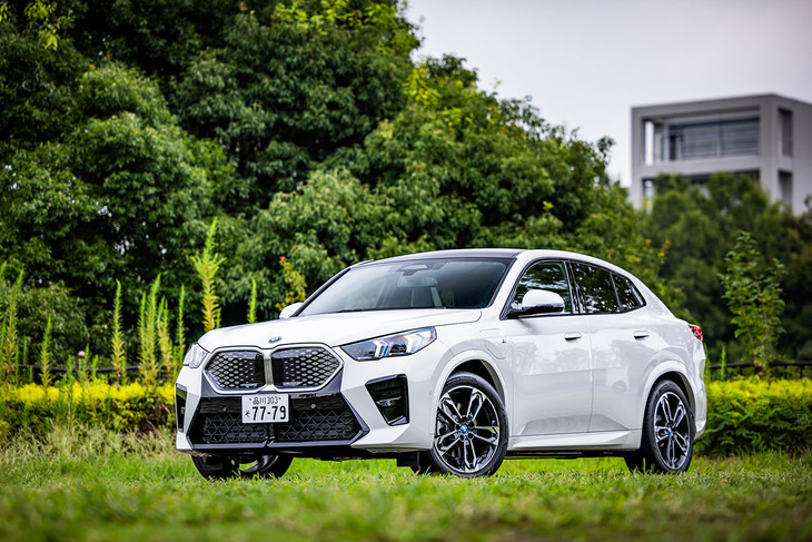 2023年10月25日、ジャパンモビリティショー2023の会場で世界初公開されたBMWの電動クーペSUV「iX2」。2代目に進化した「X2」のBEV版で、「UKL2」をベースに電動化のモディファイが加えられた「FAAR」プラットフォームを採用している。