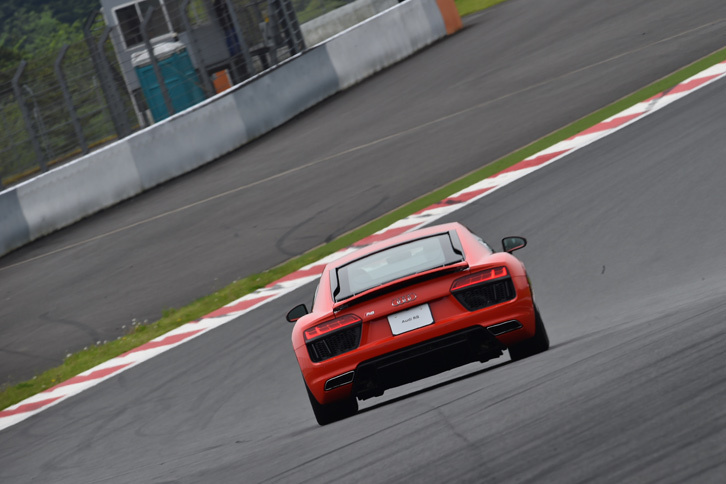 新型「R8」は、日本では2016年3月に発表された。発売は同年7月5日の予定。