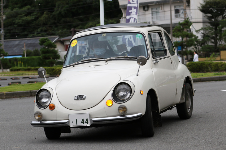 俗に“アイシャドウ”と呼ばれる、ヘッドライトの周囲が黒く塗られた「スバル360」。1968年に実施されたマイナーチェンジ以降の最終型。