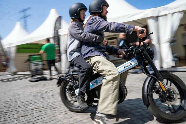 オランダ・アムステルダムをベースに活動するBREKR（ブレッカー）。アムステルダムの中心部ではガソリンエンジン車の乗り入れが厳しく制限されていることから、モビリティーにおける電動バイクの役割は非常に大きいという。そこで開発したのが、この「MODEL B」だ。シンプルでコンパクトな車体は、それだけで利用者のハードルが低くなる。自転車にもスクーターにも似た、新しさも懐かしさもあるデザインも魅力だ。カスタムエキシビションの会場には、デリバリーバイクをモチーフに積載量を増やしたカスタムモデルも展示。また会場では、MODEL Bと同系統のデザインを採用した電動アシスト自転車「MODEL F」も発表された。