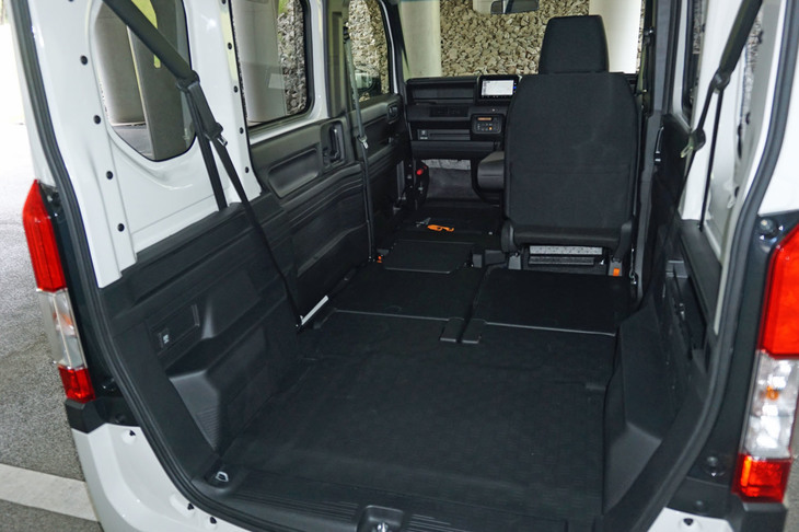 「N-VAN」の後席と助手席をダイブダウンさせたところ。荷室として使える長さは2635mmに達する。