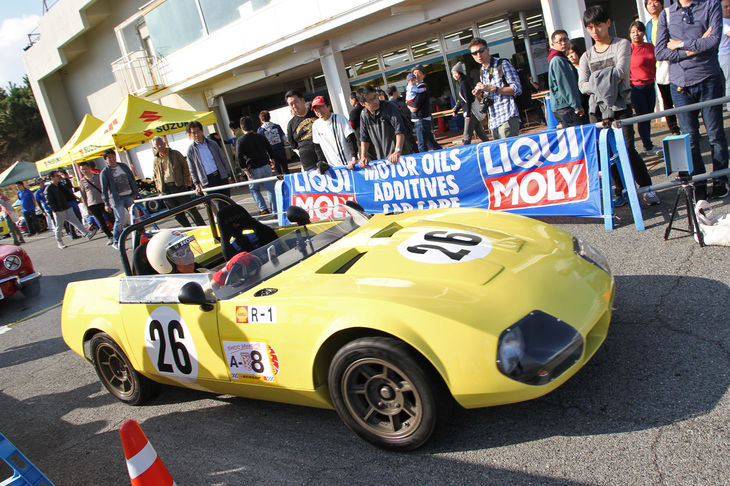 ジムカーナのスタート風景。マシンは1300cc以下のノーマル車両および1000cc以下の改造車両によるBクラスに出走した「コニリオ」。「ホンダS800」のシャシーに工業デザイナーの浜 素紀氏の手になるFRPボディーを載せたレーシングカー。ジムカーナは午前と午後に1本ずつ行われ、ベストタイムで競った。