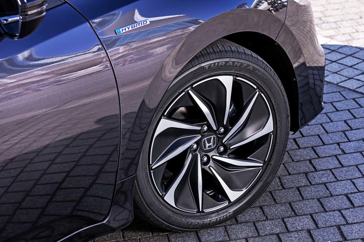 タイヤサイズは前後とも215/50R17 で、試乗車は「ブリヂストン・トランザER33」を装着していた。マットブラックのカラーを採用するホイールは「EX・ブラックスタイル」の専用アイテムとなる（デザインは「EX」と共通）。