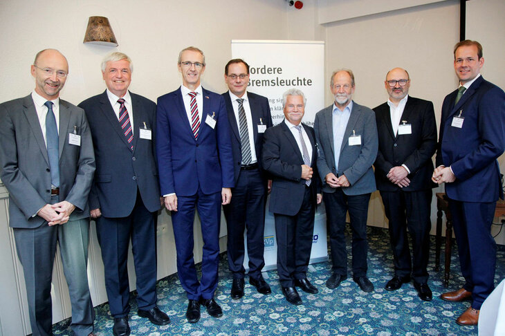 2018年にブリュッセルで行われた、フロントブレーキライトに関するワークショップ。写真の右から4番目がディーターL・コーホ議員（当時。photo: BIRVp / Lumaco Innovations）