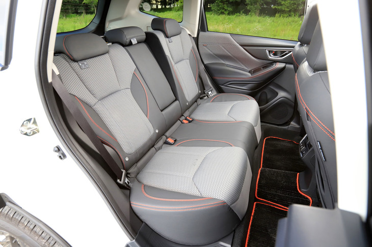 従来型と比べてホイールベースが30mm延ばされており、延長分はすべて後席空間の拡大に充てられている。