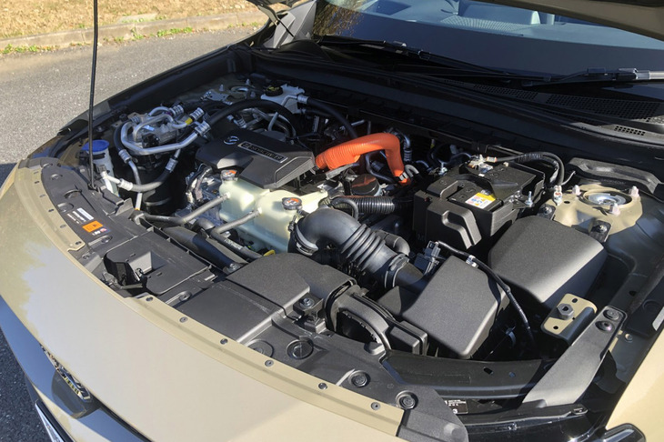 「MX-30ロータリーEV」に搭載される発電用の「8C」型1ローターエンジンは、排気量が830cc。最高出力71PS/4500rpm、最大トルク112N・m/4500rpmを発生する。