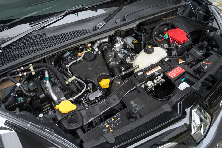 最高出力116PS、最大トルク260N・mを発生する「K9K」型1.5リッターディーゼルターボエンジン。尿素SCRとディーゼルパティキュレートフィルターにより、排ガスの浄化を図っている。