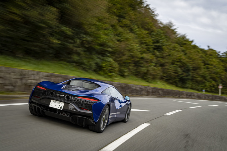 0-100km/h加速が3.0秒、0-200km/h加速が8.3秒、最高速度が330km/hというパフォーマンスを誇るいっぽう、WLTPの燃費値は50mpg（約17.7km/リッター）に抑えられている。