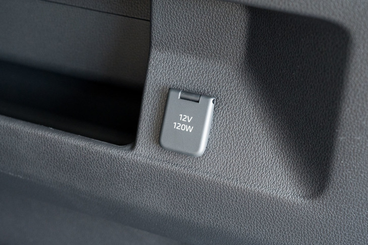 上級グレード「RS」では、荷室に12Vのアクセサリーソケットも装備される。