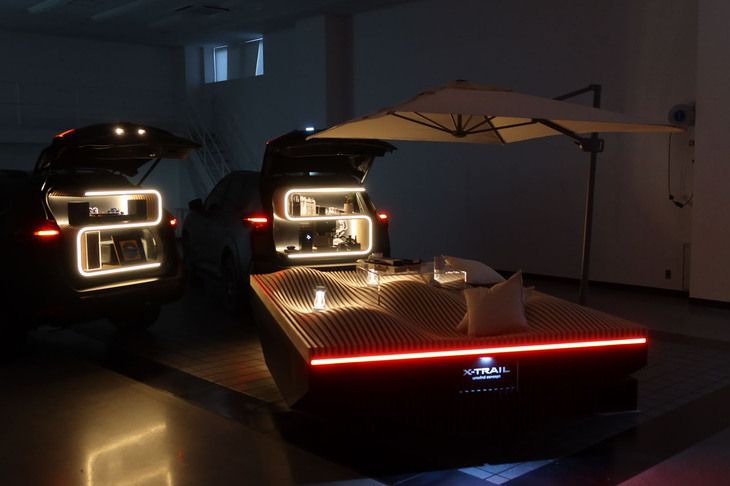 日産エクストレイル アンワインドコンセプト（写真中央奥）とエクストレイル リマスタードコンセプト（同左奥）。手前はエクストレイル アンワインドコンセプトがけん引するトレーラー型テラス。