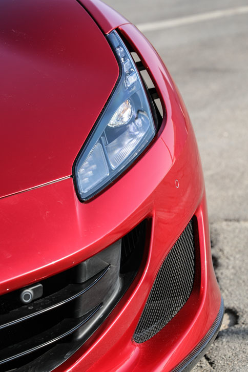 ヘッドライトユニットの外側には小さなエアインテークが設けられている。ここから吸い込まれた空気は、フロントホイールアーチ部から流入する風の排出を促進させ、ドラッグを低減させるという。