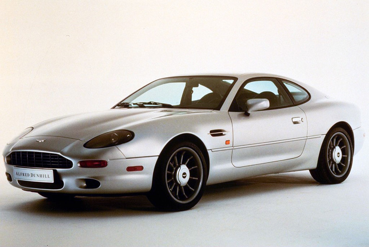 1997年「アストンマーティンDB7アルフレッド・ダンヒル」。ダンヒルシルバーと呼ばれるプラチナカラーのボディーに、ウォールナットからアルミに代えたインパネ、チャコールの本革シートなどのインテリアを持つ特別仕様車。