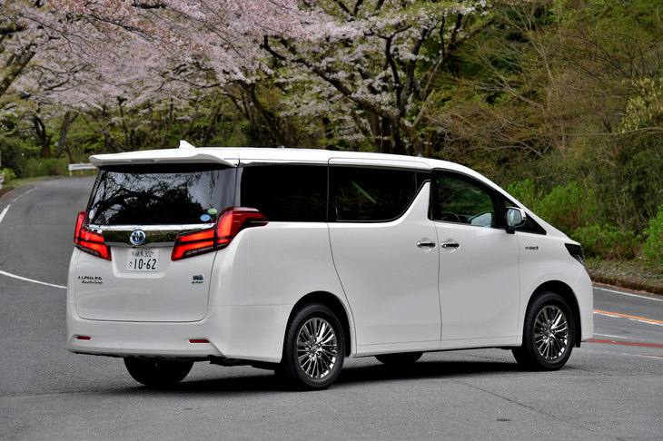 トヨタ・アルファード ハイブリッド エグゼクティブラウンジ
	ボディーサイズ：全長×全幅×全高＝4945×1850×1950mm／ホイールベース：3000mm／車重：2230kg／駆動方式：4WD／エンジン：2.5リッター直4 DOHC 16バルブ／フロントモーター：交流同期電動機／リアモーター：交流同期電動機／トランスミッション：CVT／エンジン最高出力：152ps（112kW）/5700rpm／エンジン最大トルク：206Nm（21.0kgm）/4400-4800rpm／フロントモーター最高出力：143ps（105kW）／フロントモーター最大トルク：270Nm（27.5kgm）／リアモーター最高出力：68ps（50kW）／リアモーター最大トルク：139Nm（14.2kgm）／タイヤ：（前）225/60R17 99H／（後）225/60R17 99H（ヨコハマ・ブルーアースE51A）／価格：735万8040円