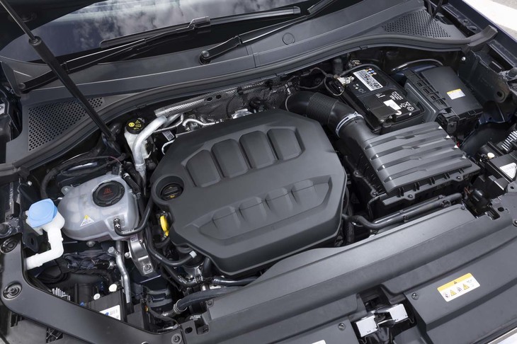 最高出力320PSの2リッター直4ターボエンジンを横置きで搭載。最大トルク420N・mは2100-5350rpmという広範囲で発生する。