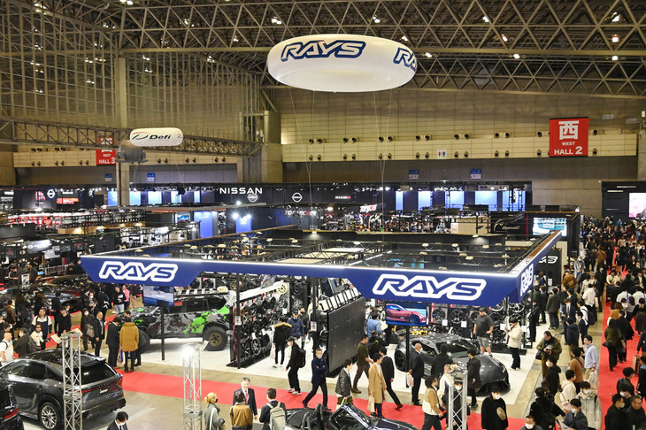 東京オートサロン2024におけるレイズのブース（幕張メッセ・西ホール）。今回も広々としたスペースに展開したレイズだが、それでも足りないのではないかと思えるほど品ぞろえが多い。