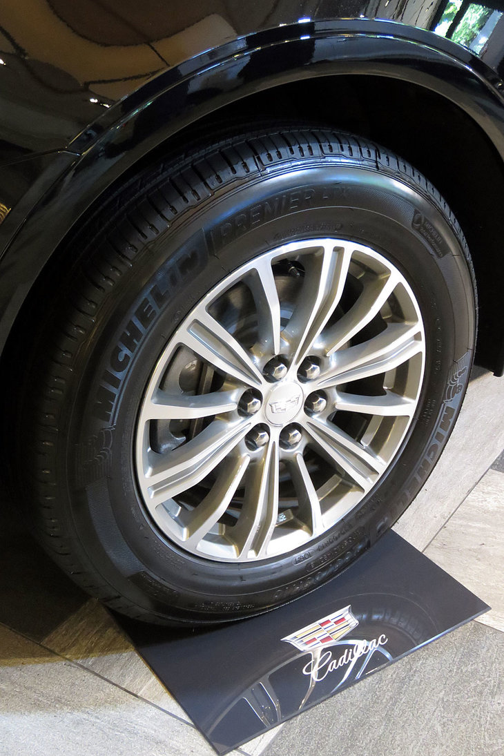 キャデラックXT5クロスオーバー（タイヤ＆ホイール）