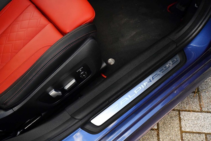 「ALPINA」ロゴ入りのドアシルプレート。メタルエンブレム付きの「アルピナ・ベロアフロアマット」は標準装備のアイテムだ。