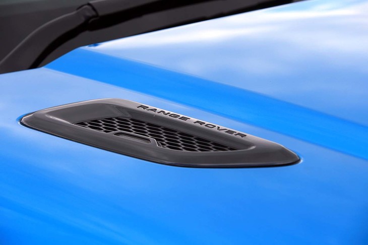 今回の試乗車は2018年モデルのみで展開された特別仕様車「ランドマークエディション」。「カルパチアングレー」のコントラストルーフや「グラファイトアトラス」仕様の装飾パーツが目を引く。