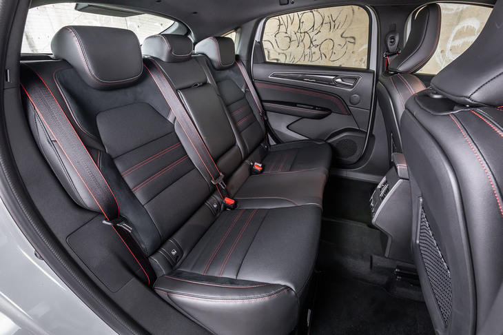 前席と同じく、レザーとスエード調のコンビネーション表皮に赤いステッチが入る後席。ルーフが傾斜しているため、ヘッドルームは少しタイトに感じた。背もたれにはセンターアームレストと、60：40の分割可倒機構が備わっている。