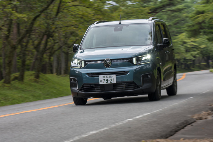 かつては30km/h以上でしか使えなかったアダプティブクルーズコントロールは全車速対応になった。車線維持支援機能はレーンポジションアシストに進化した（車線内の右寄りや左寄りなどの好みの場所を維持できる）。