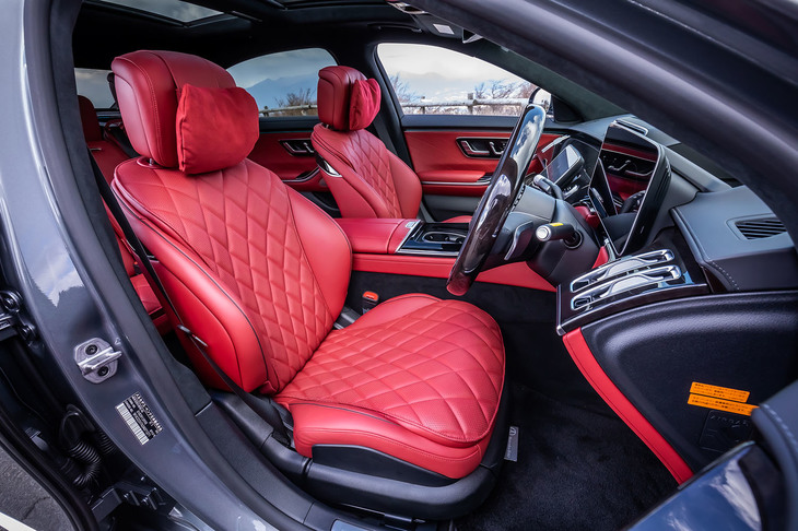 「Sクラス」のロングホイールベース車には、内蔵されたエアチャンバーの空気量をコントロールすることで、乗員の体格に合わせてシートサポートを調整できるアクティブドライビングダイナミックシートと、リラクゼーション（腰部マッサージ）機能を組み合わせた「アクティブマルチコントロールシートバックパッケージ」が標準で装備される。