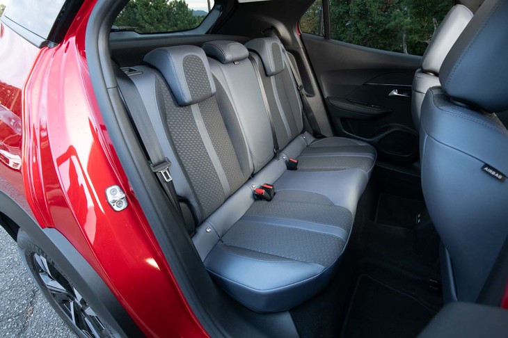 後席の背もたれは60：40の左右2分割式。ヘッドルーム、レッグルームとも十分な広さが確保されている。