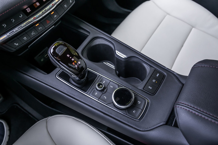 2リッター直4ターボエンジンには、GM自製となるワイドレシオの9段ATが組み合わされている。カップホルダー後方に、ドライブモード切り替えスイッチが備わる。