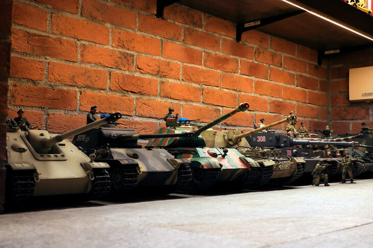 昔はクルマより好きだったというラジコンの戦車たち。