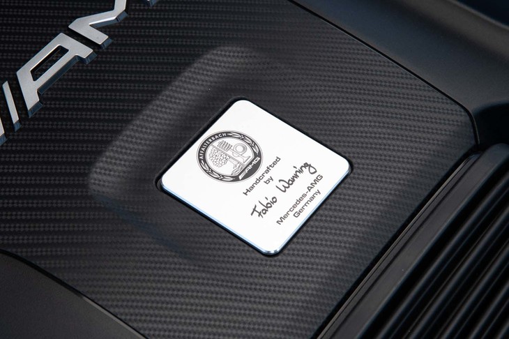 エンジンカバーには組み立てを担当したエンジニアの名前を刻んだプレートが貼られている。