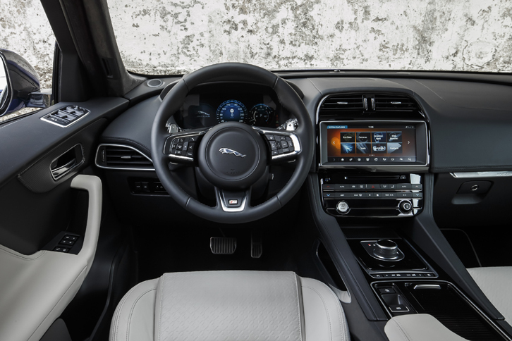 コックピットの様子。ジャガーのスポーツサルーン「XE」に似たデザインが採用されている。