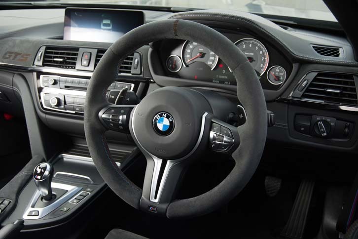 車両全体では軽量化を実現しながら、ナビゲーションシステムなどの装備も軽視されていない。アルカンターラ仕上げのステアリングホイールは、“12時”の位置にオレンジのマーキングが施される。