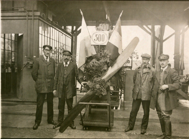当初、BMWは主に航空機用エンジンを手がけていた。写真は500基目の「IIIa」エンジンの製造を記念した様子。（1919年）