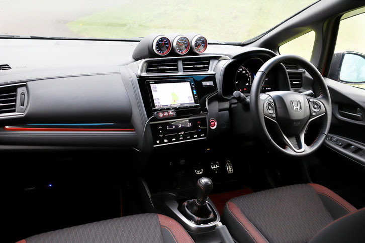 ダッシュボードの中央にマウントする3連メーター（水温、油音、油圧）は14万0400円のオプション。計器盤の照明はブルーかレッドに切り替えられる。