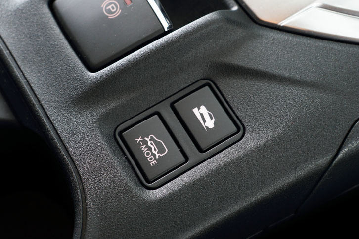 センターコンソールに用意された「Xモード」のスイッチ。エンジンやトランスミッション、4WD機構、VDCを統合制御して悪路での走破性能を強化する。