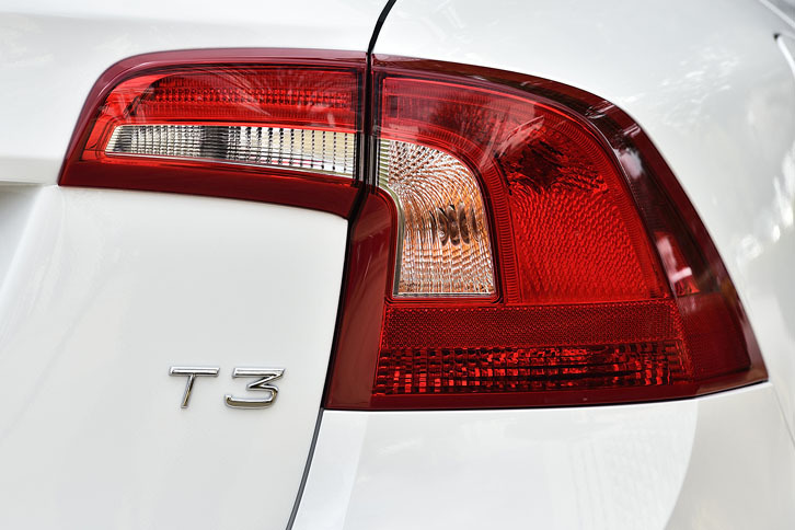 「S60／V60」に新たに加わった1.5リッター直4ターボエンジン搭載車「T3」。試乗車は「S60 T3 SE」で、車両価格は434万円。